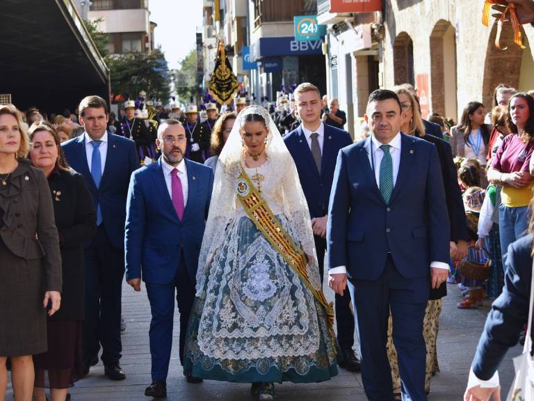 Tras la eucaristía en la Iglesia Arxiprestal de Vila-real, tuvo lugar una emotiva procesión de la imagen peregrina de la Mare de Déu dels Desemparats.