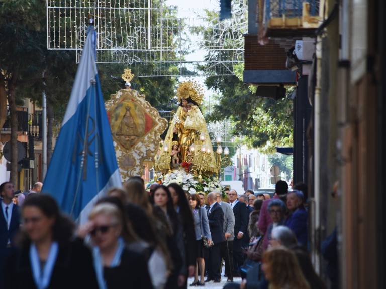 Tras la eucaristía en la Iglesia Arxiprestal de Vila-real, tuvo lugar una emotiva procesión de la imagen peregrina de la Mare de Déu dels Desemparats.