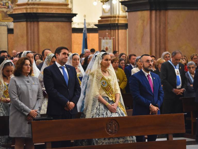 Tras la eucaristía en la Iglesia Arxiprestal de Vila-real, tuvo lugar una emotiva procesión de la imagen peregrina de la Mare de Déu dels Desemparats.