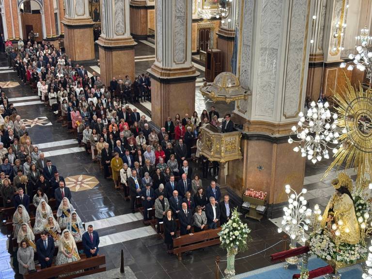 Tras la eucaristía en la Iglesia Arxiprestal de Vila-real, tuvo lugar una emotiva procesión de la imagen peregrina de la Mare de Déu dels Desemparats.