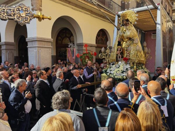 Emotiva misa y procesión por la Virgen de los Desamparados en Vila-real