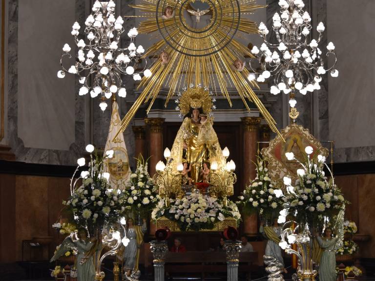 Tras la eucaristía en la Iglesia Arxiprestal de Vila-real, tuvo lugar una emotiva procesión de la imagen peregrina de la Mare de Déu dels Desemparats.