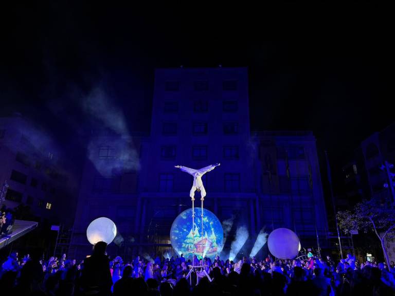 Vila-real se emociona con el encendido del alumbrado de Navidad con el espectáculo de la compañía La Fam.