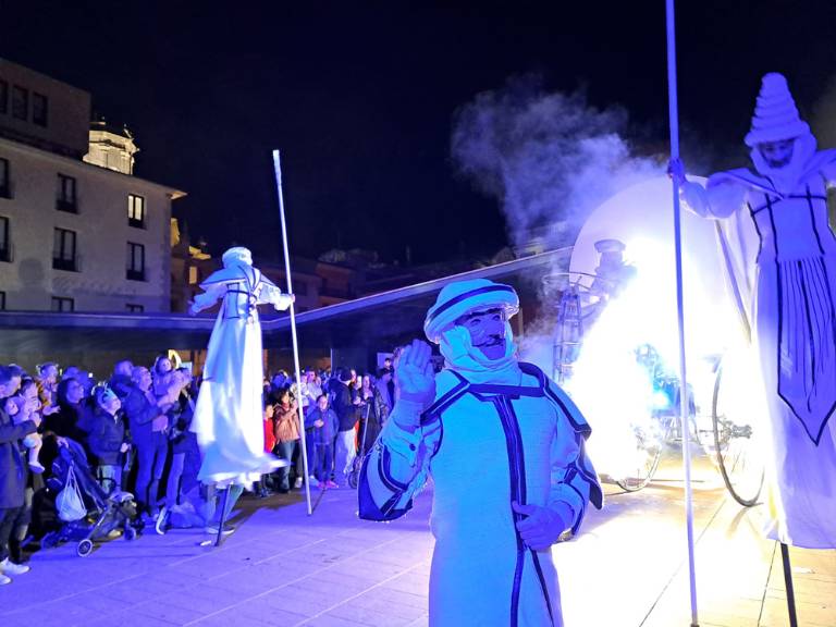 Vila-real se emociona con el encendido del alumbrado de Navidad con el espectáculo de la compañía La Fam.