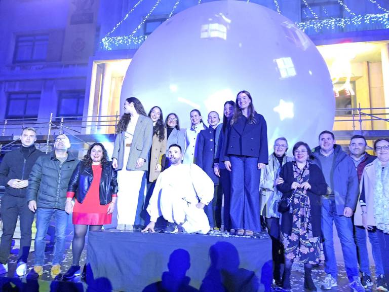 Vila-real se emociona con el encendido del alumbrado de Navidad con el espectáculo de la compañía La Fam.