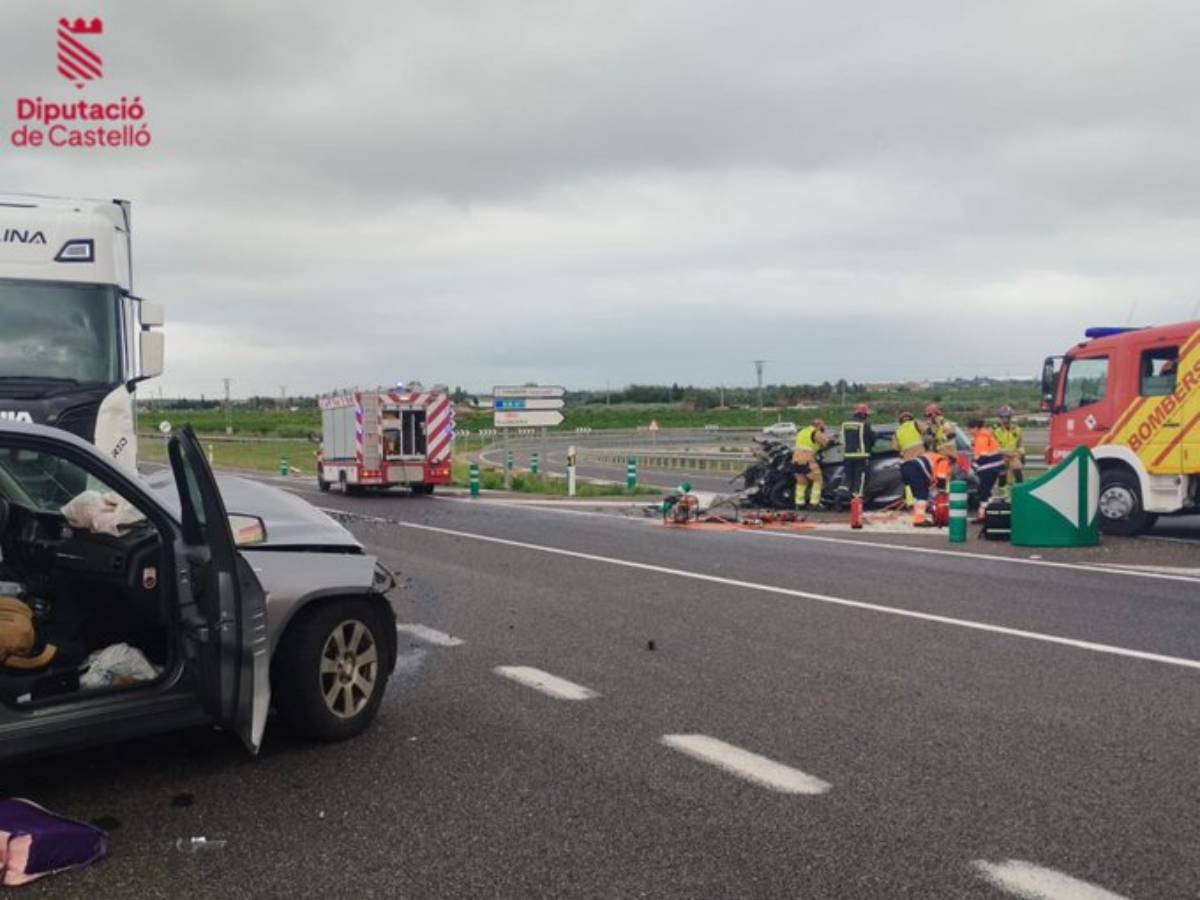 Grave accidente de tráfico en Vinaròs deja a un conductor atrapado y varios heridos