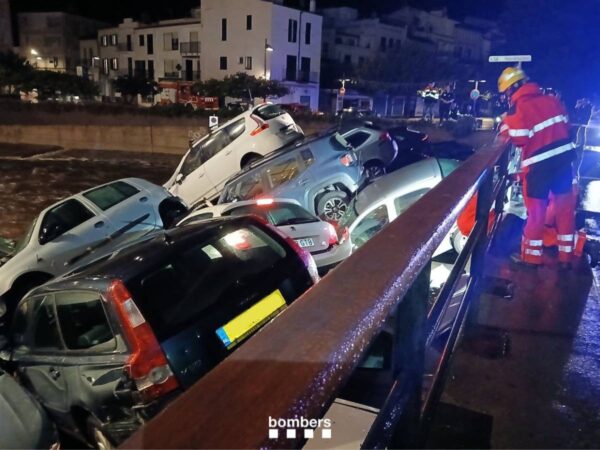 Intensa riada arrastra coches, inunda calles y colapsa un puente en Cadaqués