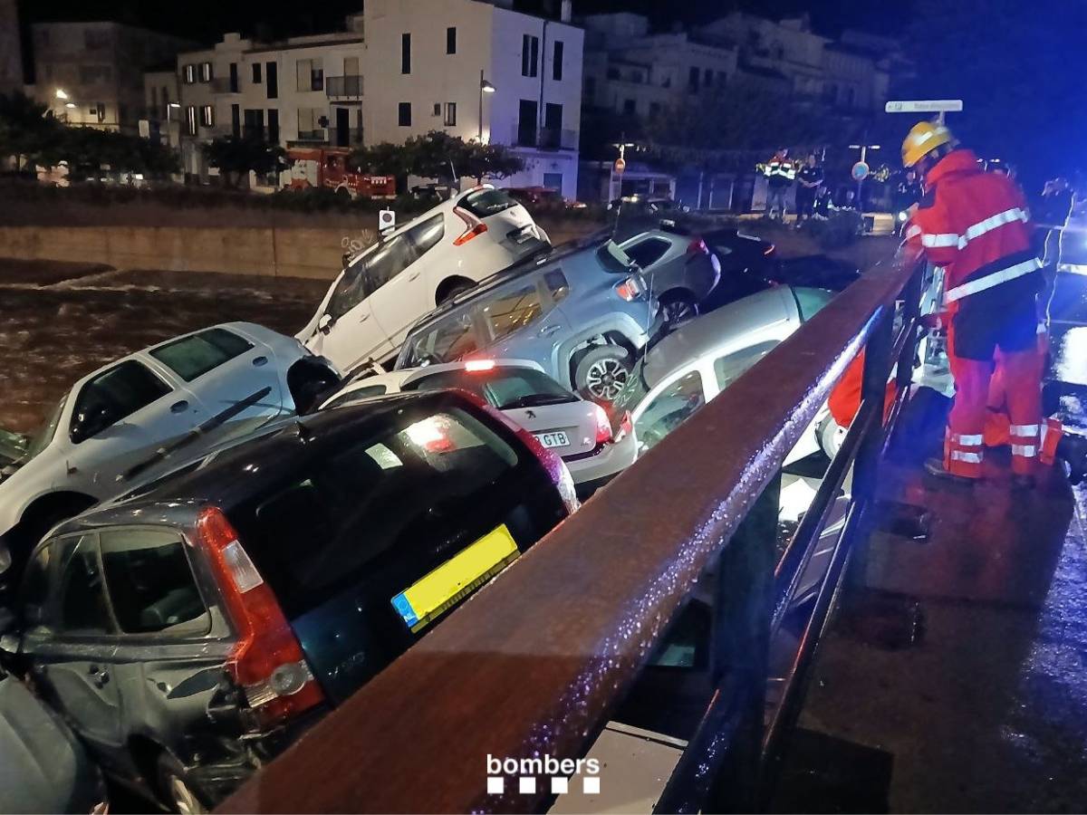 Intensa riada arrastra coches, inunda calles y colapsa un puente en Cadaqués