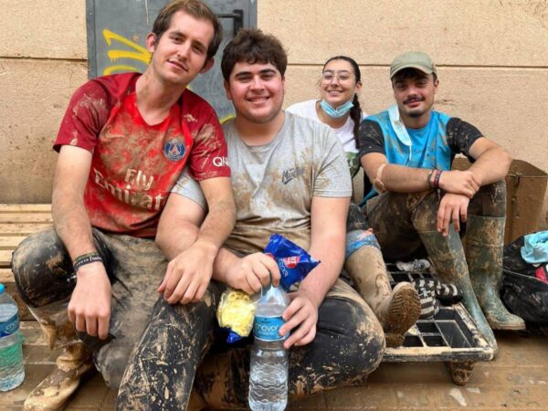 Jóvenes de Càlig se unen para ayudar en Valencia tras la DANA