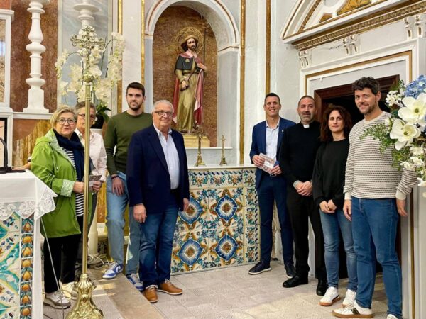 La capilla de la Virgen de la Paciencia de Oropesa ya luce el panel de azulejos restaurado