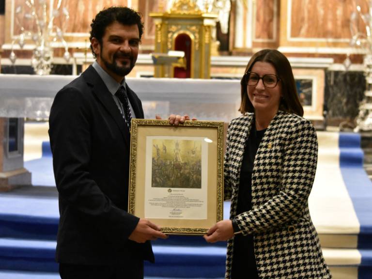 El Ayuntamiento de Vila-real ha entregado una alegoría a Jaime Vilanova, hermano mayor, en reconocimiento a la importante contribución de la hermandad a la Semana Santa de la ciudad.