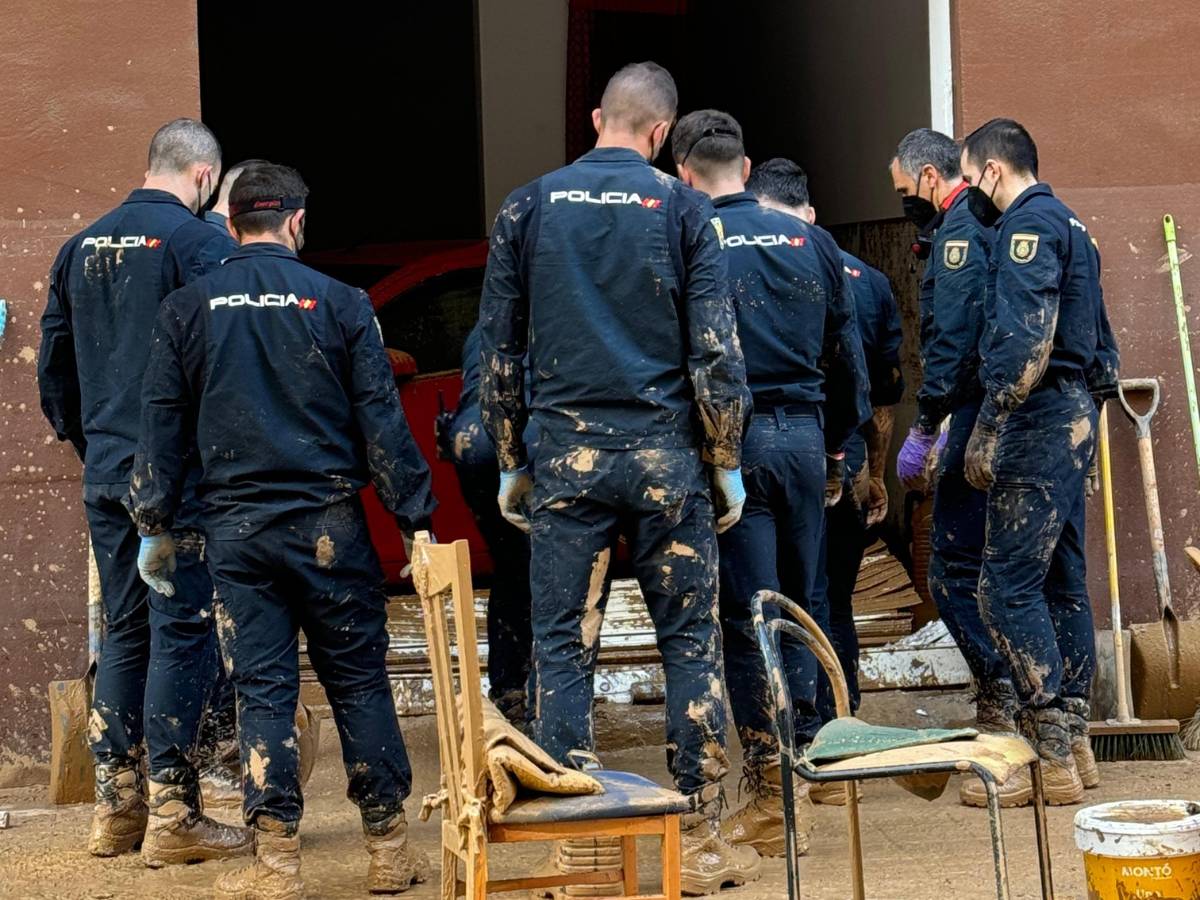 La Policía Nacional evacuó y rescató a los residentes de una urbanización en plena riada