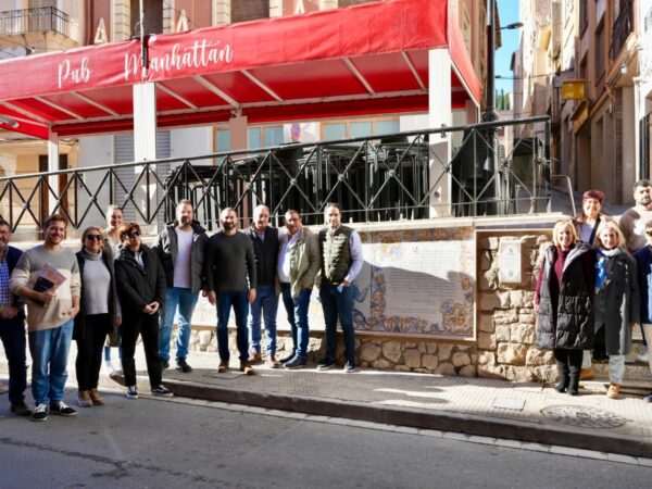 L’Alcora luce su nuevo mural cerámico que rememora el legado de la Real Fábrica