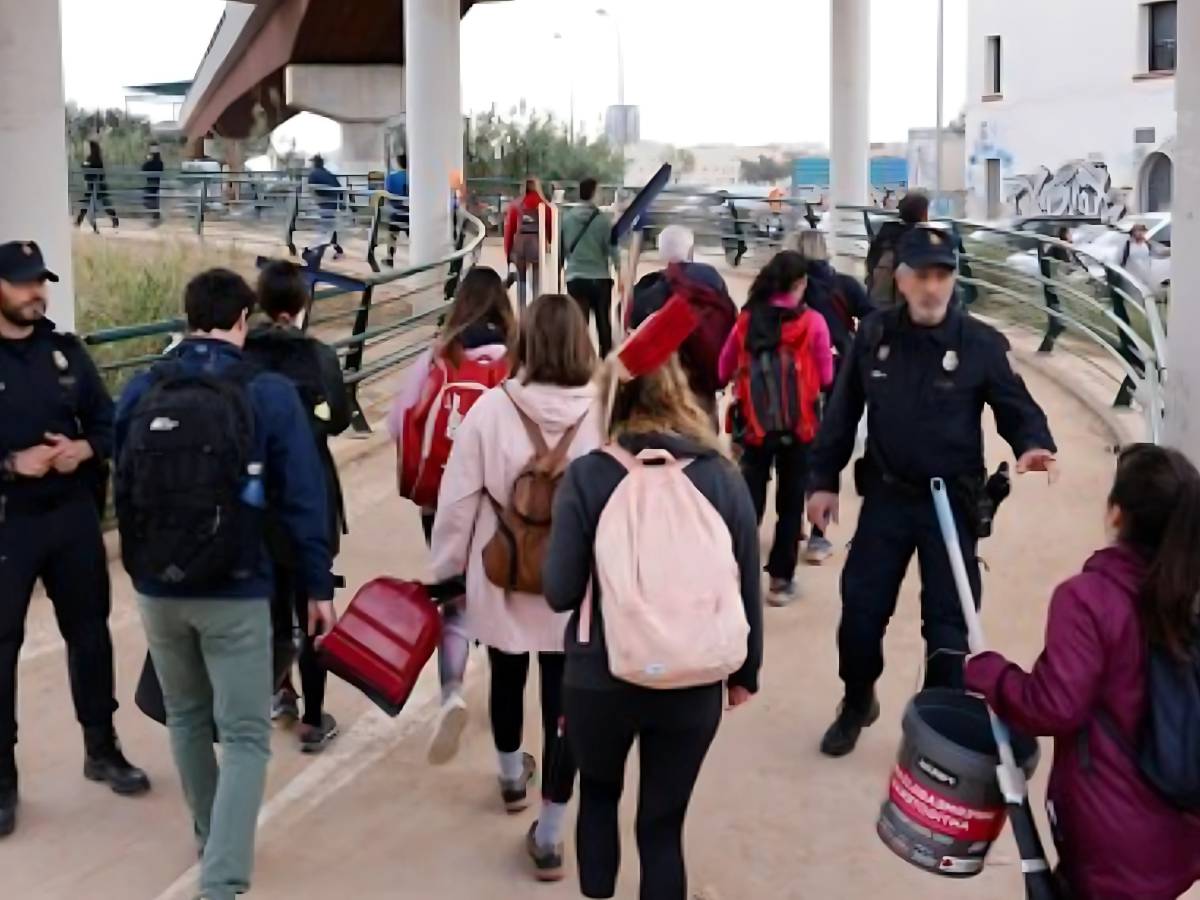 Las restricciones no logran frenar a miles de voluntarios y siguen con la limpieza