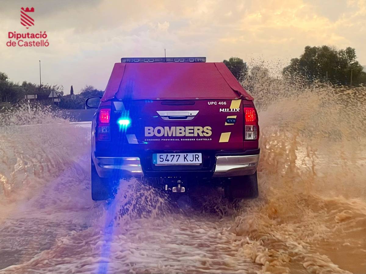 Los bomberos rescatan en Benicarló a 20 trabajadores de una empresa