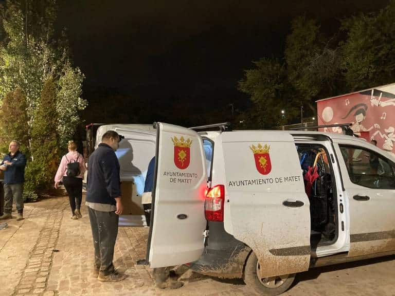 La tragedia golpea a una población de menos de cien habitantes, que convierte su ayuntamiento en centro de recogida de solidaridad.