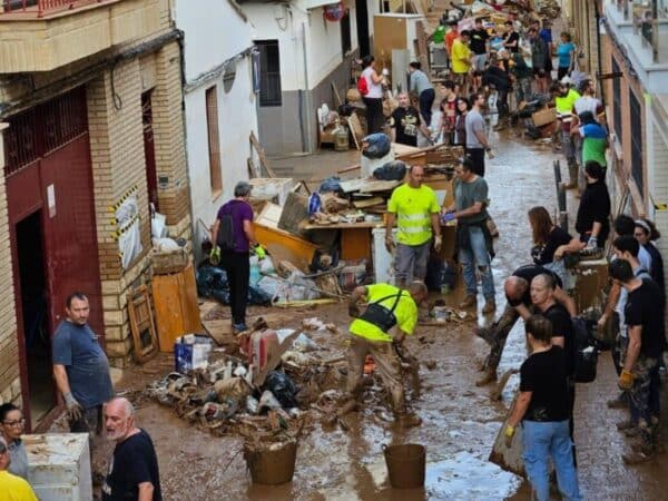 Los casi 100 habitantes de un pueblo de Castellón se vuelcan con las ayudas tras la DANA