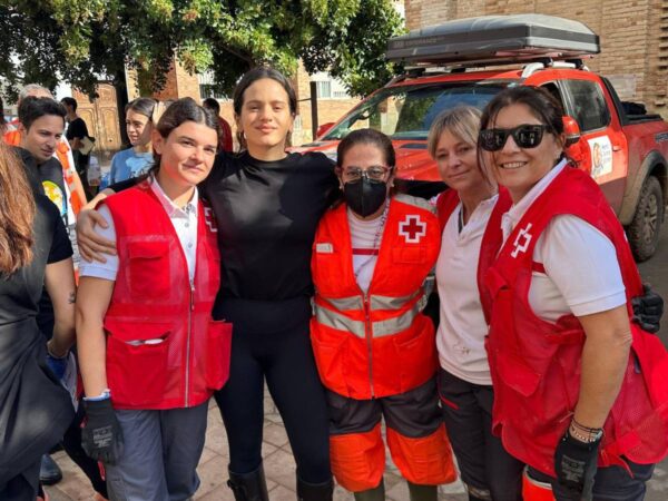 Los vecinos de Llocnou se sorprenden al recibir a Rosalía entre los voluntarios