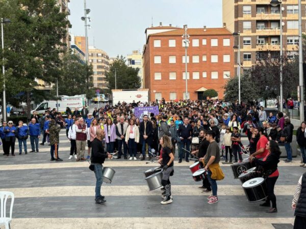 Más de 600 alumnos marchan en Almassora con motivo del 25N