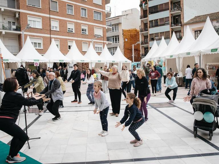 El Mercat del Raval reúne este año a 23 comercios con stands y actividades como talleres, desfiles de moda, exhibiciones y clases abiertas.
