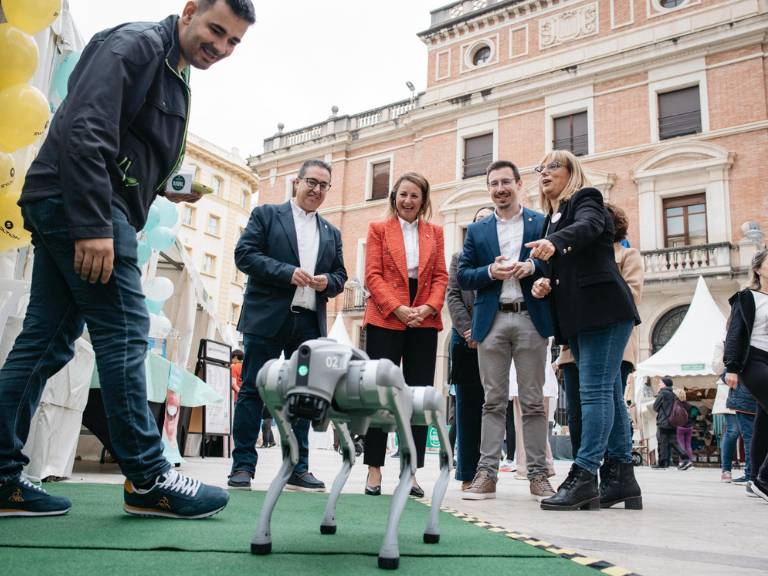 El Mercat del Raval reúne este año a 23 comercios con stands y actividades como talleres, desfiles de moda, exhibiciones y clases abiertas.
