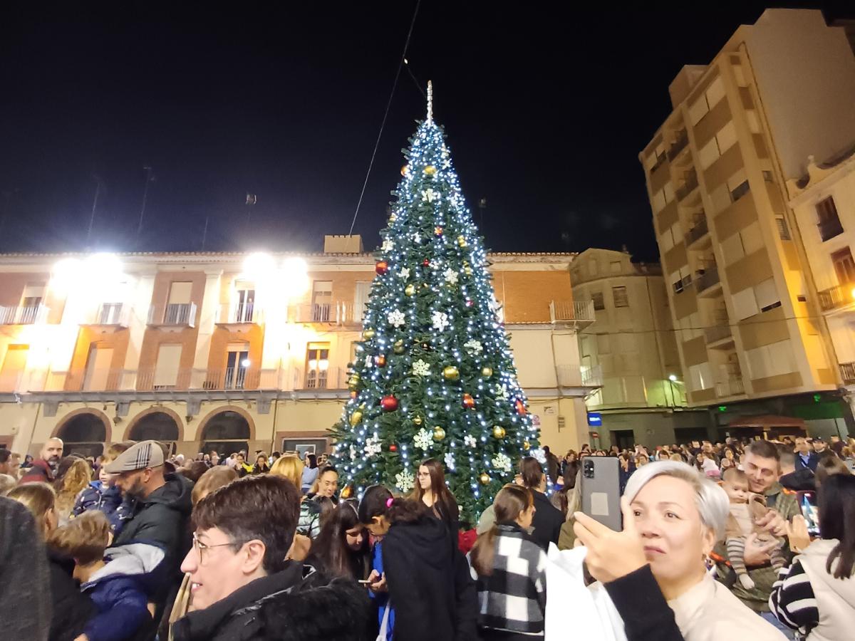 Nules inicia la Navidad con el encendido del árbol y la iluminación en las calles