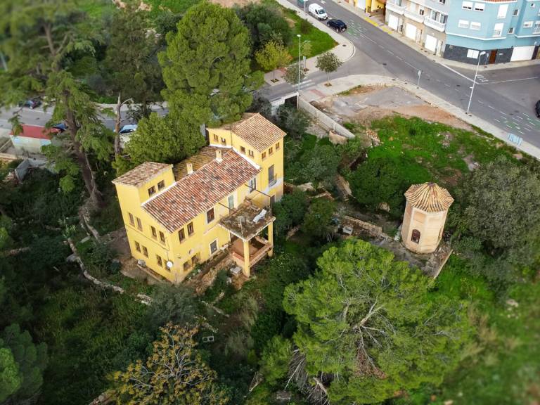 Ubicada entre el núcleo urbano de Onda y el río Sonella, la casa de Safont se distingue por su singular arquitectura.