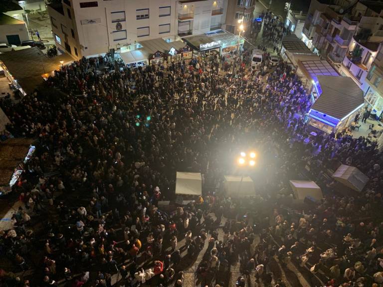 El espectáculo incluyó un emotivo homenaje de solidaridad hacia los valencianos afectados por la DANA, transmitido a través del cielo iluminado de Peñíscola.