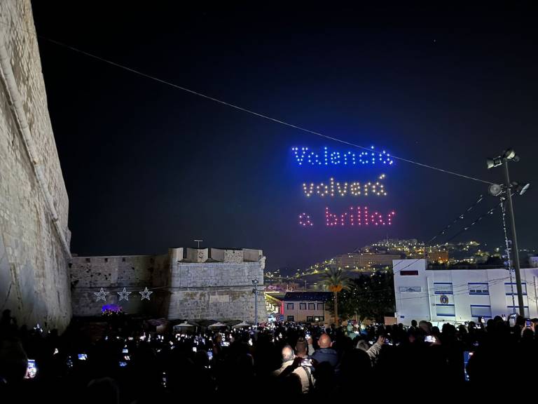 El espectáculo incluyó un emotivo homenaje de solidaridad hacia los valencianos afectados por la DANA, transmitido a través del cielo iluminado de Peñíscola.