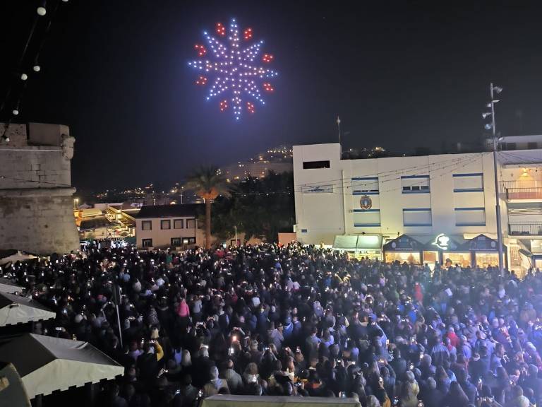 El espectáculo incluyó un emotivo homenaje de solidaridad hacia los valencianos afectados por la DANA, transmitido a través del cielo iluminado de Peñíscola.