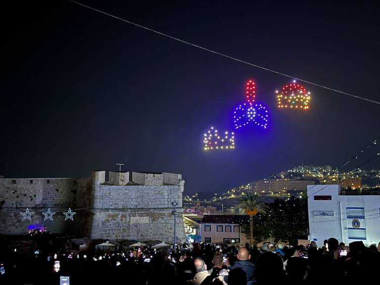 El espectáculo incluyó un emotivo homenaje de solidaridad hacia los valencianos afectados por la DANA, transmitido a través del cielo iluminado de Peñíscola.