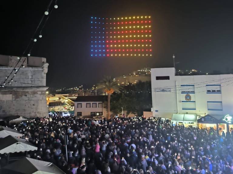 El espectáculo incluyó un emotivo homenaje de solidaridad hacia los valencianos afectados por la DANA, transmitido a través del cielo iluminado de Peñíscola.