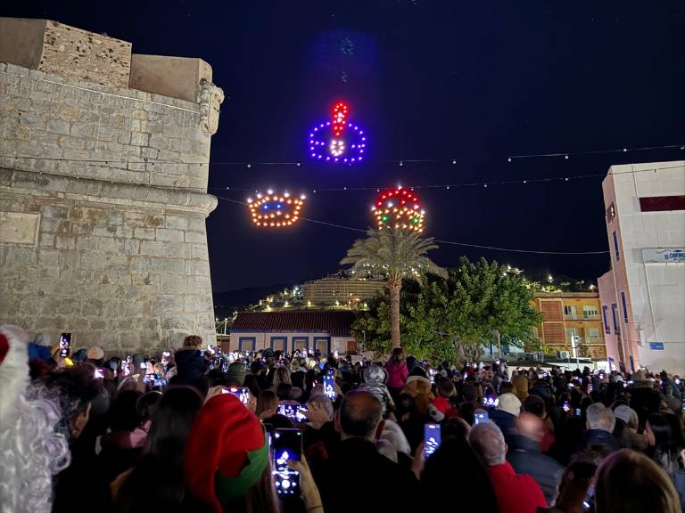 Casi dos millones de micro-leds llenarán de luz el casco antiguo de Peñíscola desde mañana y por Navidad