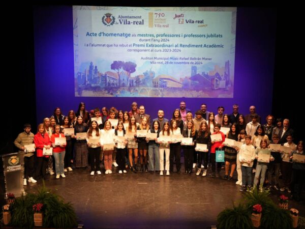 Premios al rendimiento académico y homenaje a maestros jubilados en Vila-real