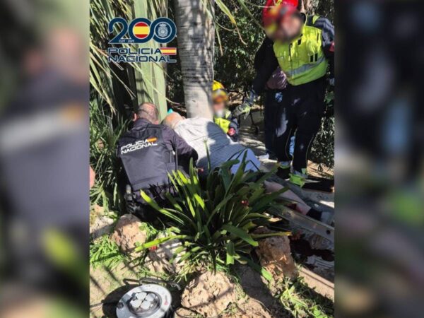 Salvan la vida de un anciano con un torniquete tras caer de un árbol en Orihuela