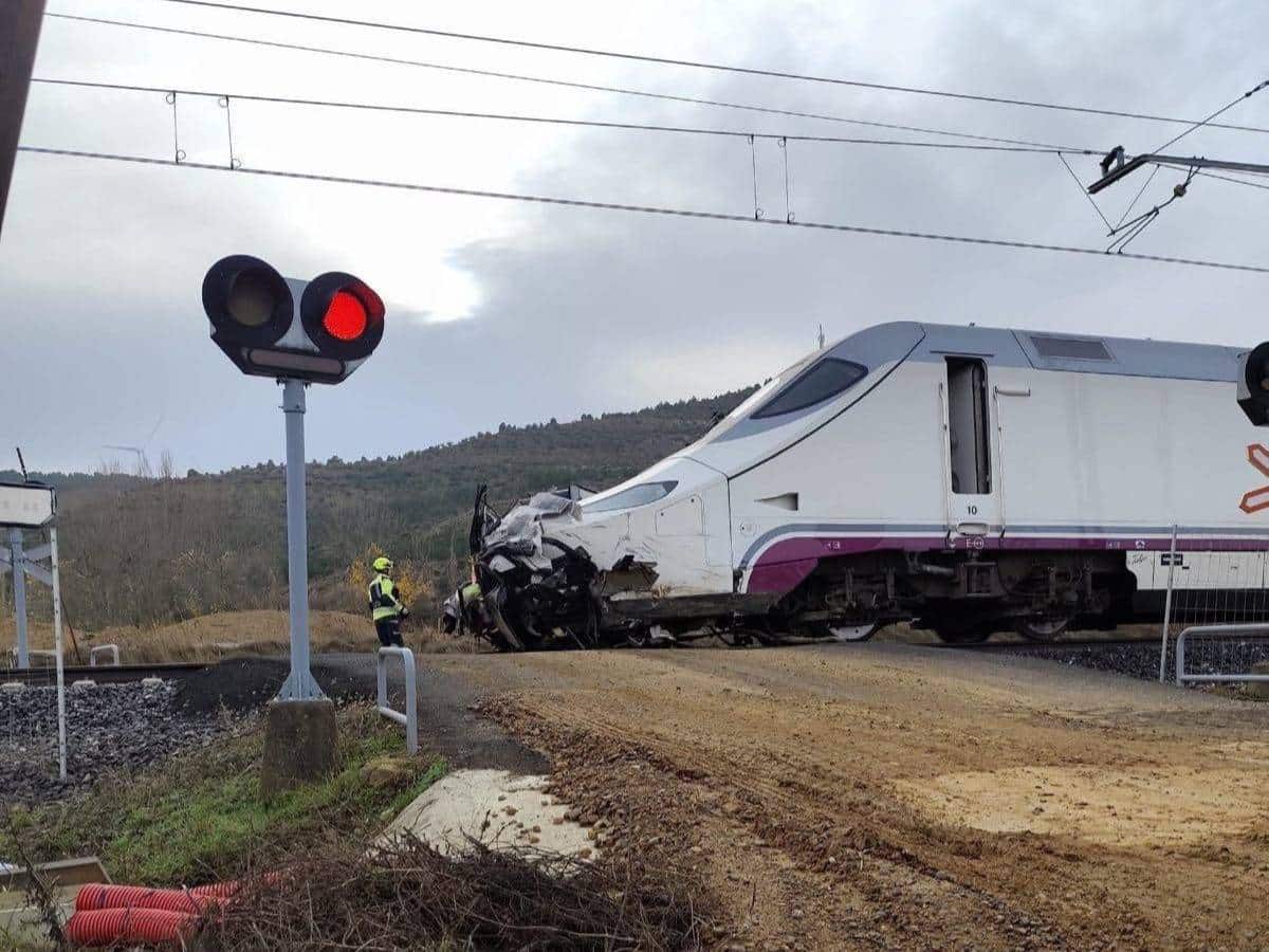 Un tren Alvia embiste a un turismo dejando al menos dos muertos