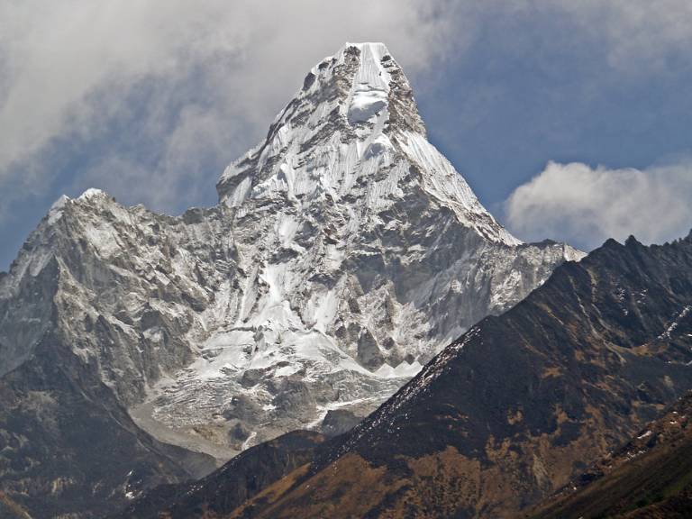 Cuatro alpinistas de la provincia emprenden en 48 horas el ascenso a su “cumbre soñada” en el país de los sherpas: “Ama Dablam es técnicamente compleja, porque está muy expuesta”