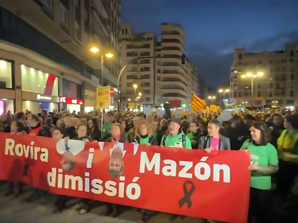 Una manifestación en Valencia exige la dimisión de Rovira y Mazón