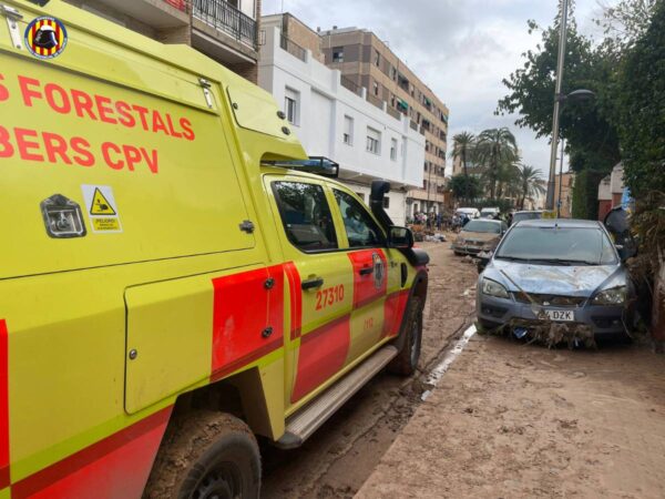 Varios voluntarios intoxicados en un garaje de Chiva afectado por la DANA