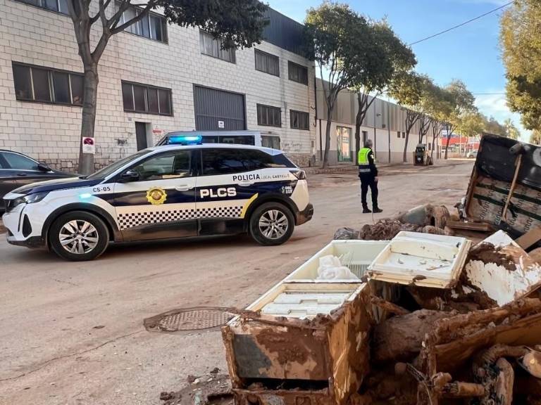 Voluntarios de la Policía Local de Castellón colaboran hoy en Aldaia