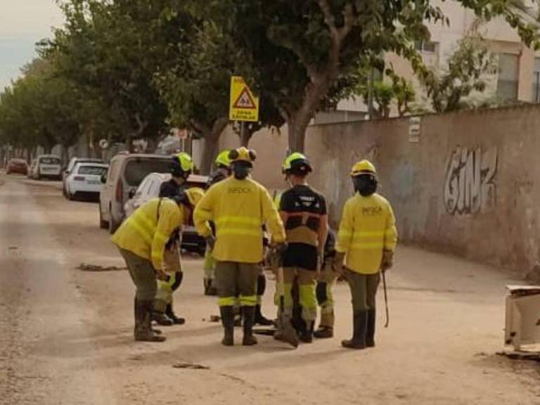 Voluntarios de la capital limpian el Colegio Público La Fila de Alfafar, mientras bomberos y Policía Local siguen actuando en varios municipios valencianos.