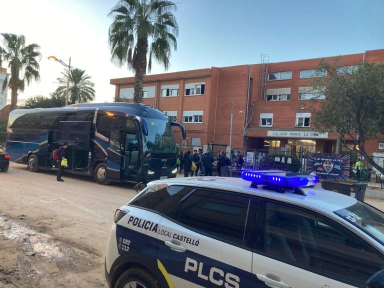 Voluntarios de la capital limpian el Colegio Público La Fila de Alfafar, mientras bomberos y Policía Local siguen actuando en varios municipios valencianos.