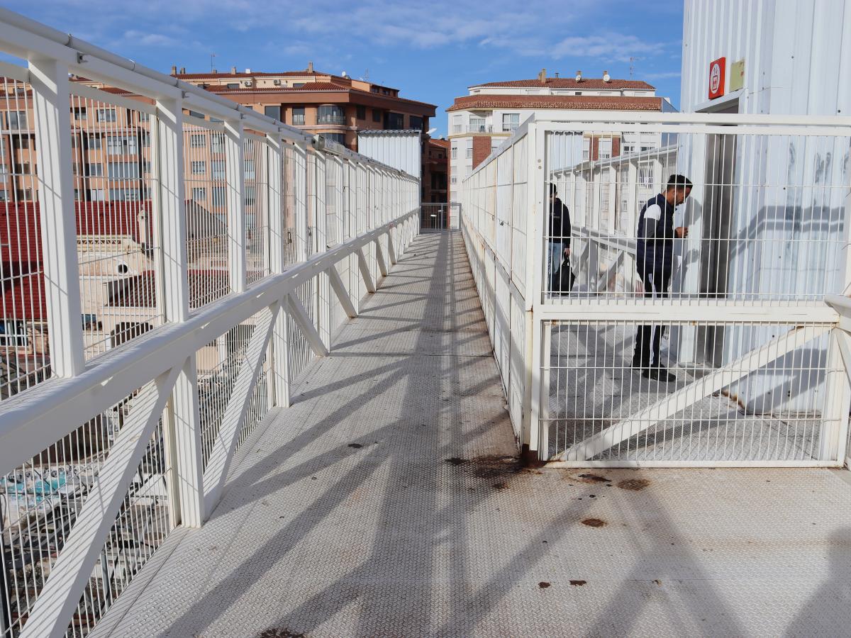 Actos vandálicos en la pasarela de la estación de tren de Vila-real