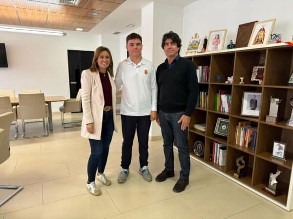 Almassora apoya el talento local y felicita al joven golfista Juan Miró