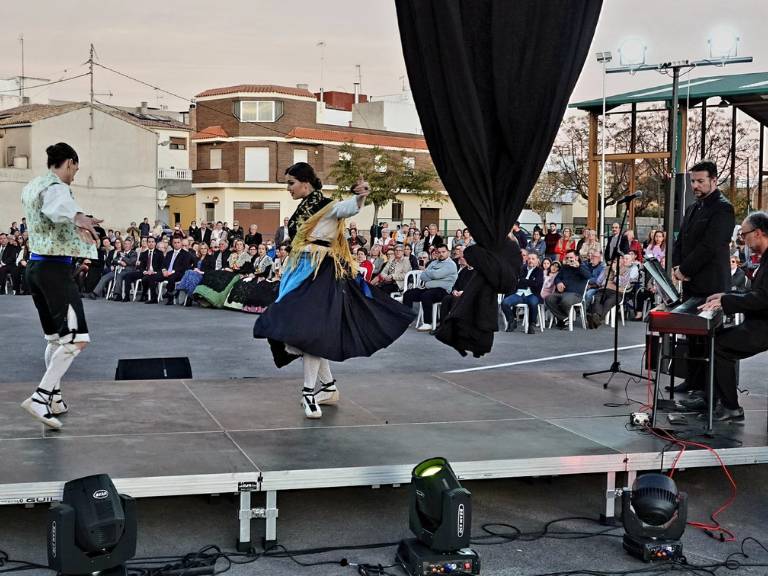 Durante el acto inaugural se ha descubierto de una placa conmemorativa y se ofreció un espectáculo de música y danza.