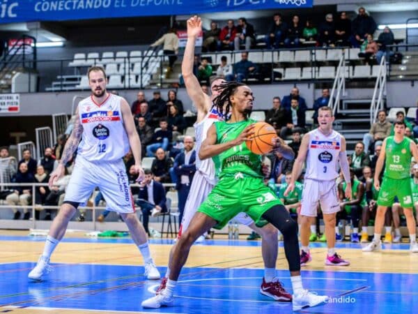 Amics Castelló remonta y derrota al Obradoiro en un partido épico