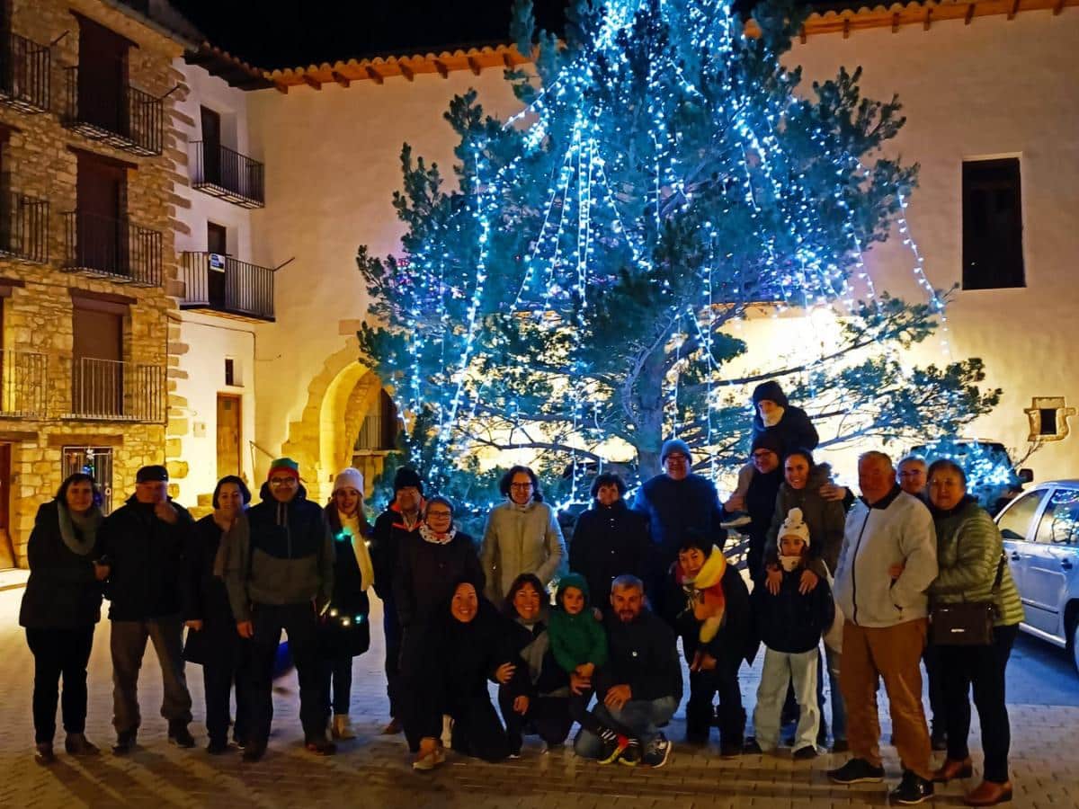 Ares del Maestrat ilumina la Navidad con un taller creativo y decoración artesanal