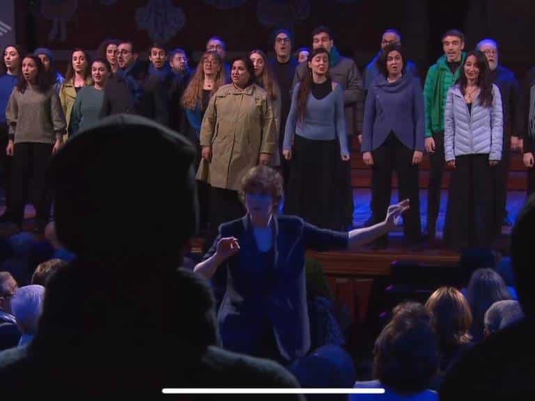 Con solo 28 años, la talentosa directora dirige una emocionante interpretación de "Deck the Hall" de John Rutter, consolidando su proyección en el panorama musical.