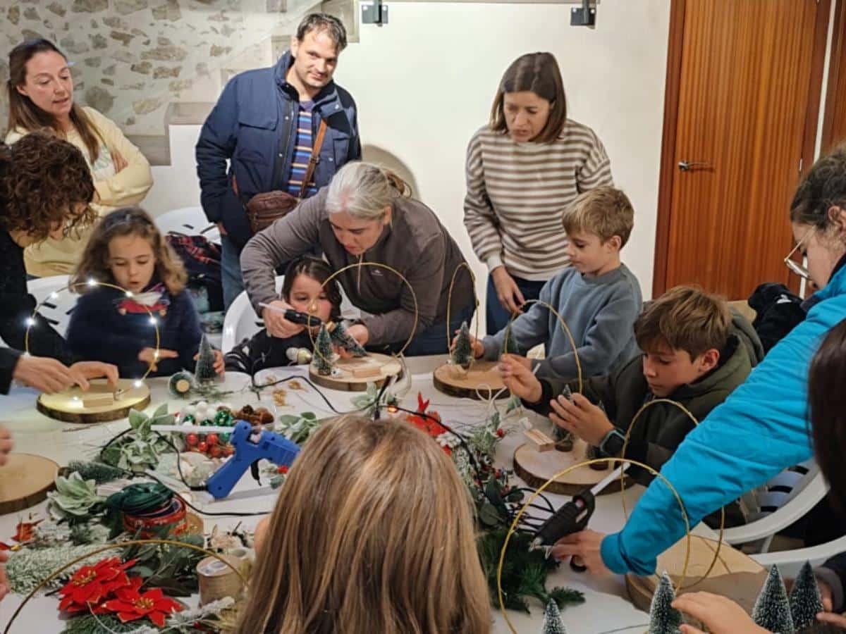 Benassal se llena de encanto navideño con su Mercado Artesanal