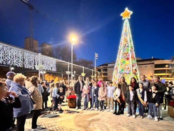 Benicàssim enciende la iluminación y un espectacular árbol de Navidad